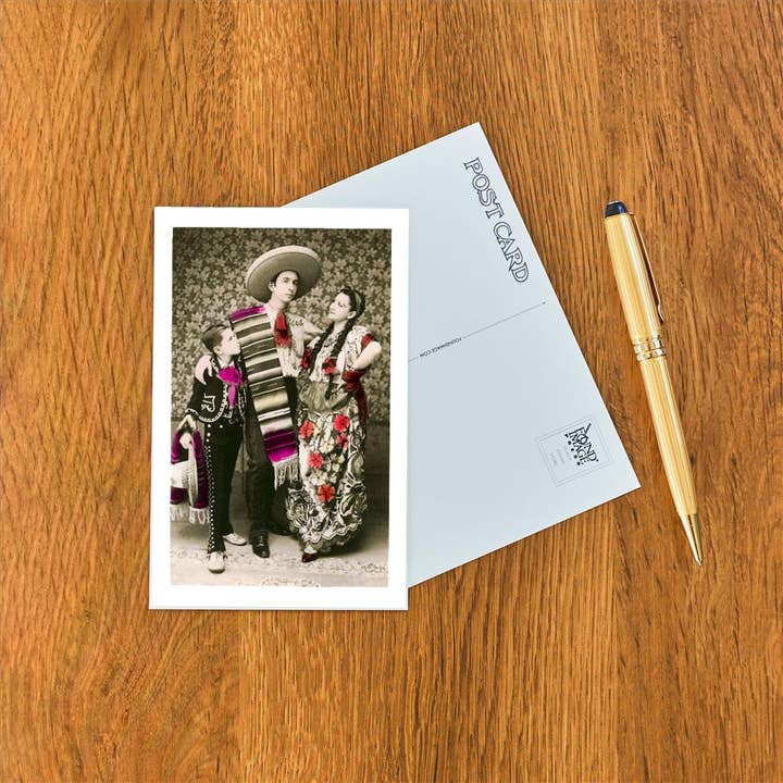 Found Image Press – wholesale Vykort – Vykort MX-379 Mexikansk familj i kostym