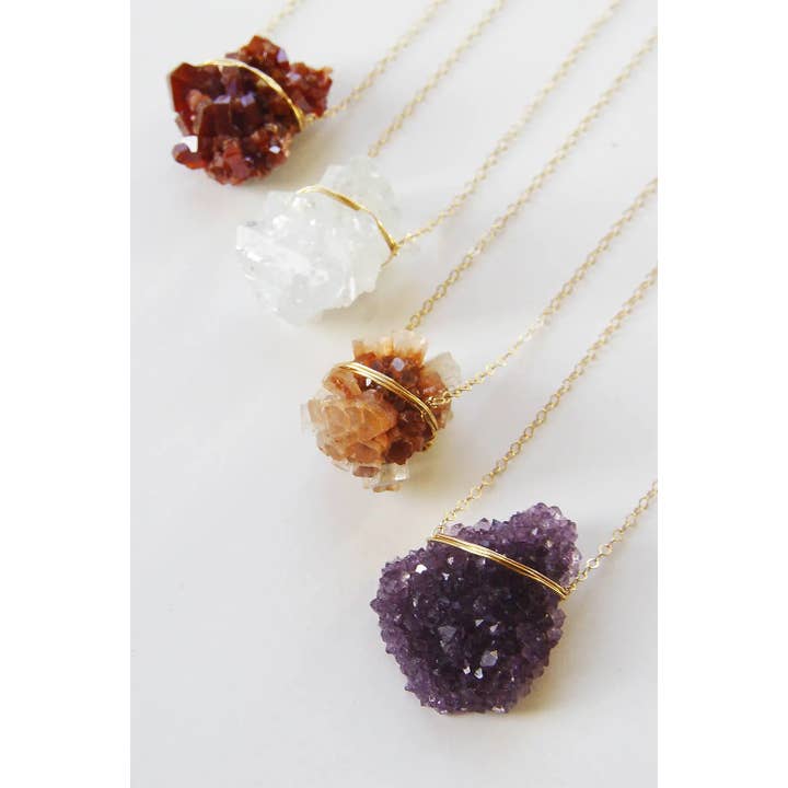 Friedasophie - Wholesale Halskettinghanger - 14k gouden halsketting van bordeauxrood vanadinietkristal, Raw Va4