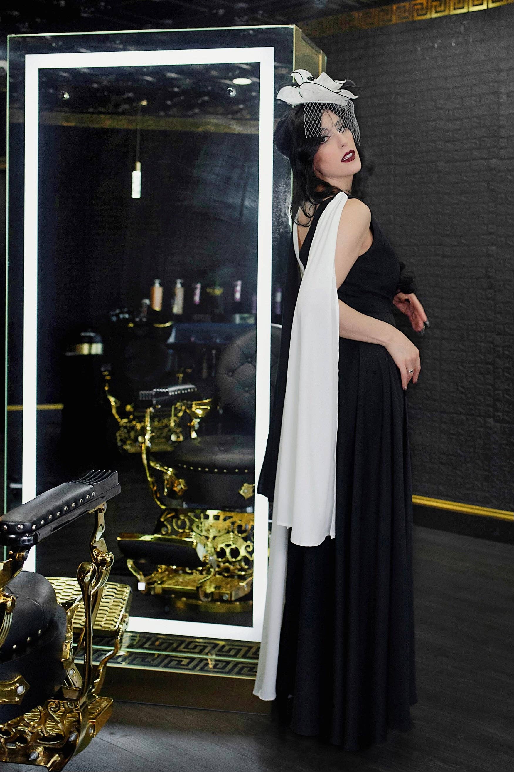 Weasel Wear - Vente Robe de soirée – femme - Robe de mariée en mousseline cache-cœur - Robe asymétrique en mousseline noire et blanche avec écharpes d'épaule et broche en perles (Édition Belong Dead)5