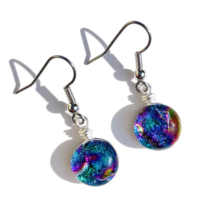 Boucles d'oreilles rondes en verre dichroïque - Turquoise arc-en-ciel pour la vente par Flame Work Designs - Glass Jewelry