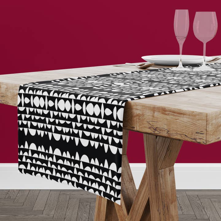 Chemin de table Humpday noir pour la vente par Rochelle Porter Design