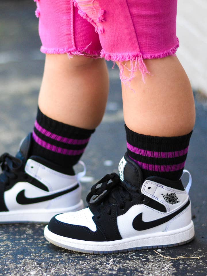 Noir violet pour la vente par Kickin it up Socks