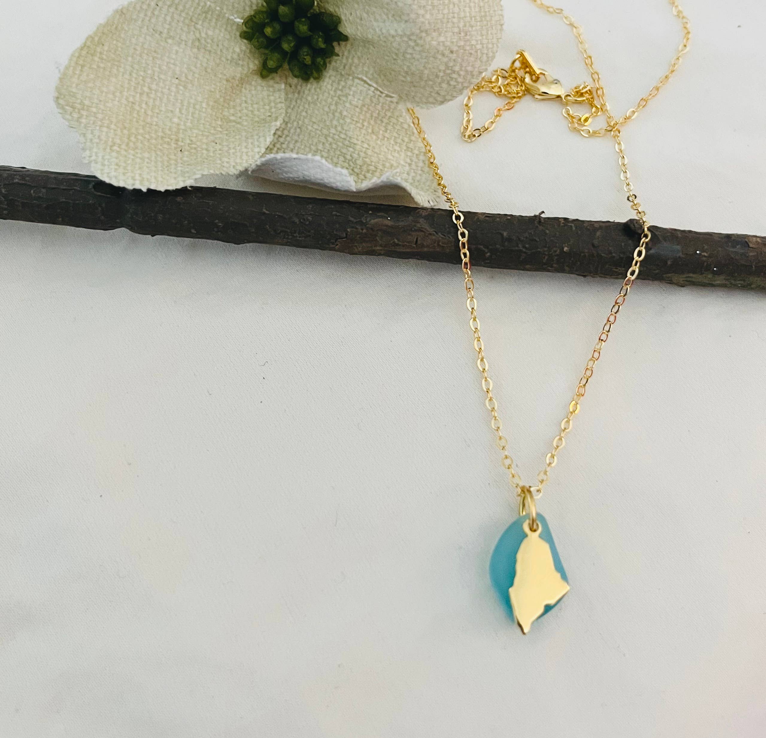 Liv Free Designs - Vente Colliers à pendentif - Collier en verre doré de la mer du Maine0