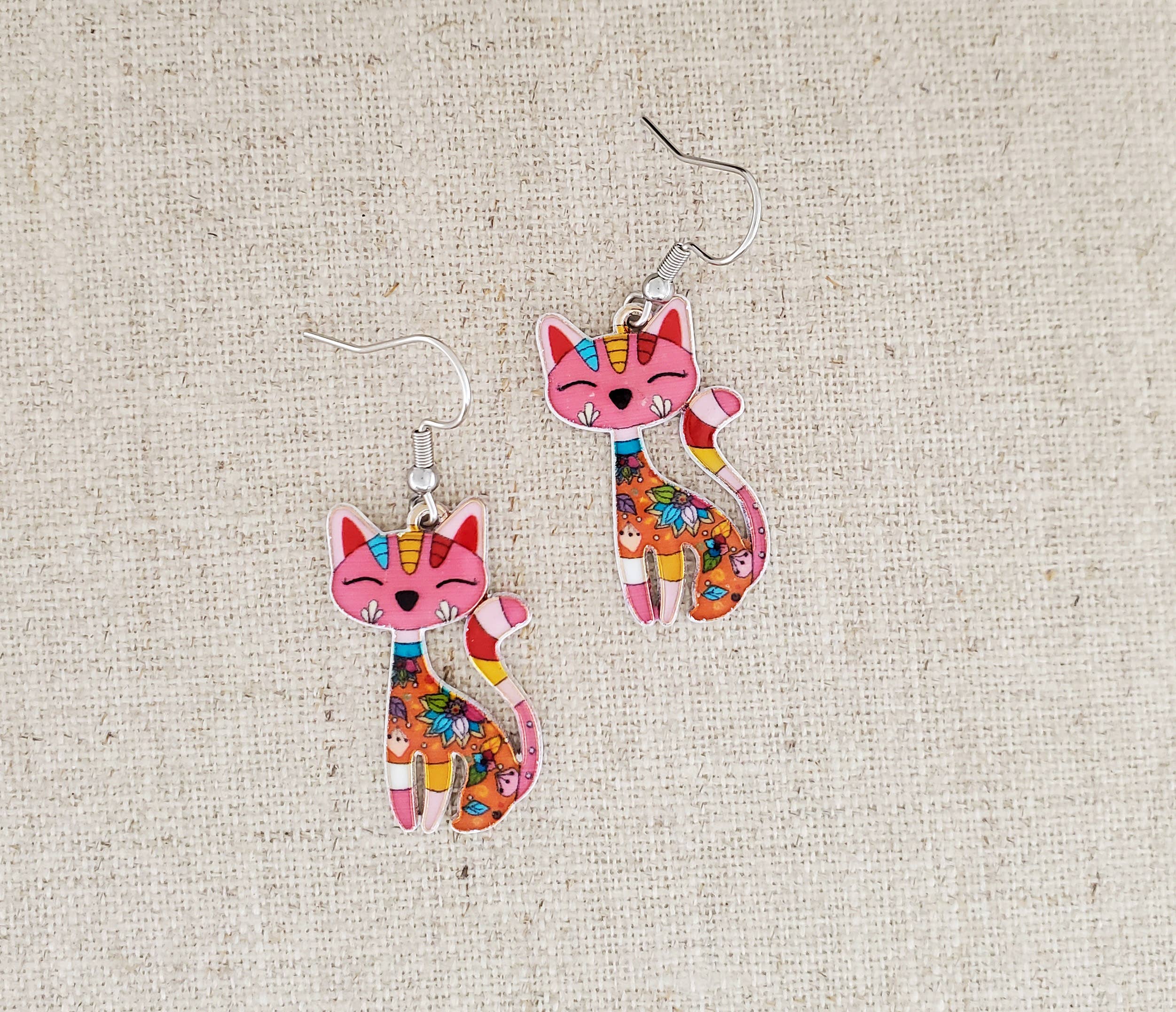 Covaly Artisan Jewelry - Vente Boucles d'oreilles pendantes - Boucles d'oreilles en émail et acier inoxydable Chat coloré rose0