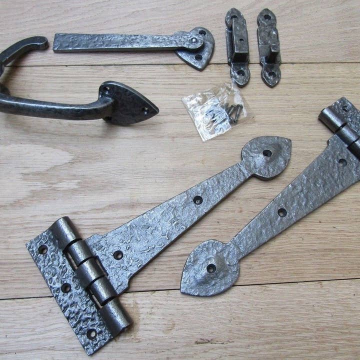 IronmongeryWorld - Wholesale Knob/Pull - Set of 9" Spear head Cast Iron Hinges + 7" Thumb Latch Iron