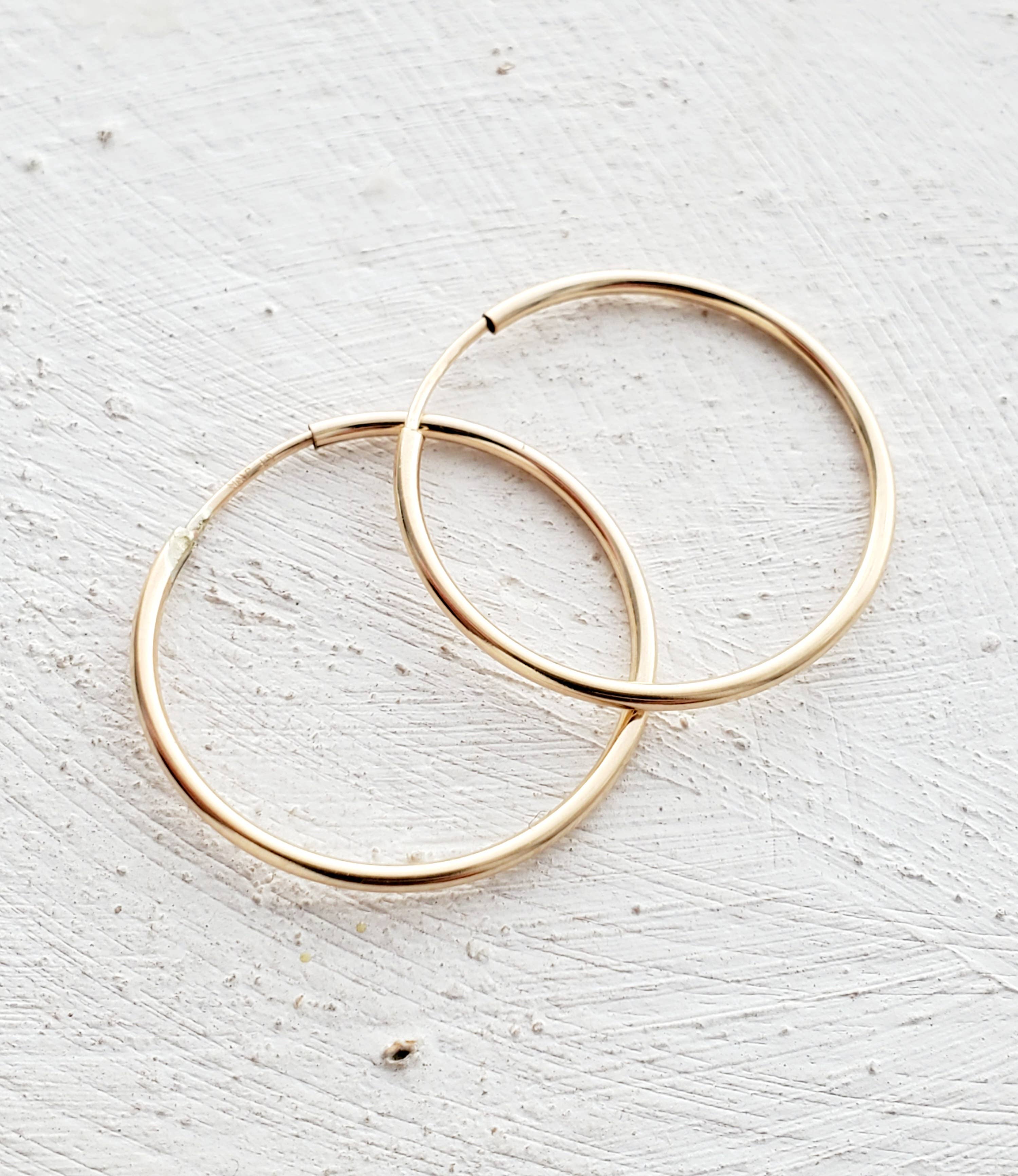 Sosie Designs – wholesale Hoop-örhängen – 14K Guldfyllda Endless Hoops örhängen - 16 mm1