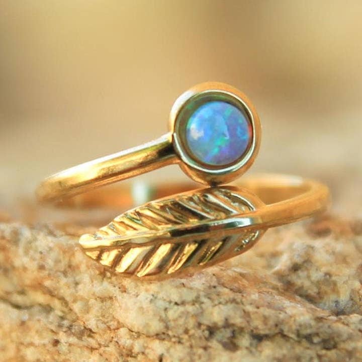 Bague en opale à feuille d'or pour la vente par Bo and Ho