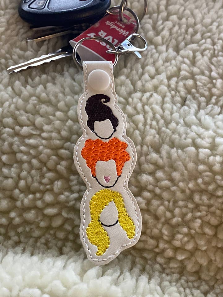 Llavero de Halloween de Three Witches, llavero Three Witches, broche de brujas, llavero de brujas, mochila, etiqueta para venta al por mayor de Woman Owned Small Batch Not on Amazon Handmade