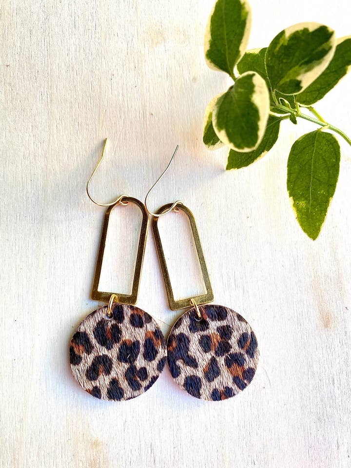 Mässing Leopard Kohud Läder Geometriska Örhängen för wholesale av Rebecca Malcom LeatherWorks
