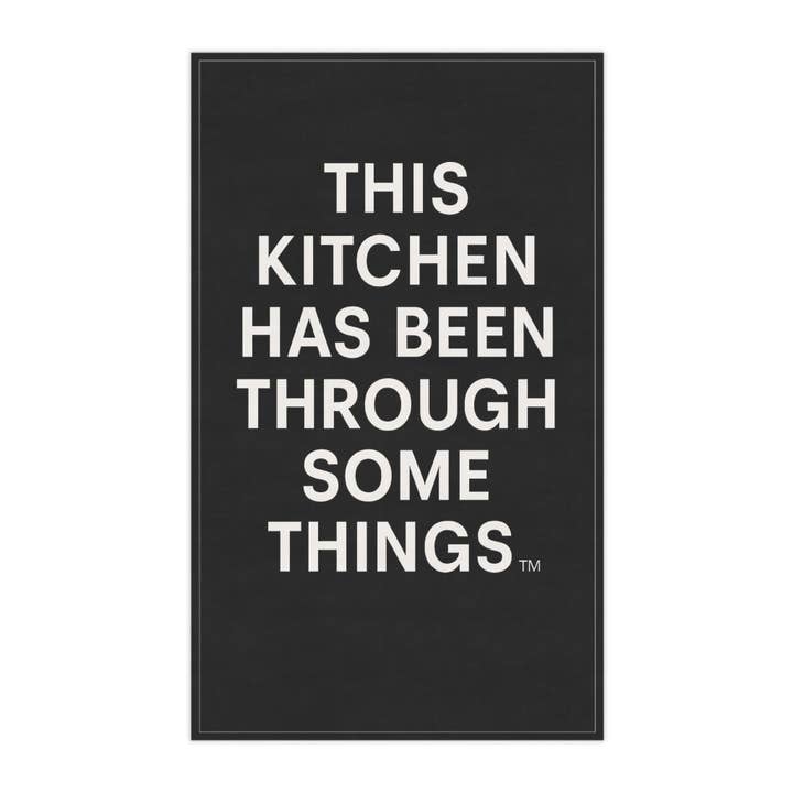 « Cette cuisine en a vu des choses™ – Torchons de luxe minimalistes (18×30) » pour la vente par Swearpy