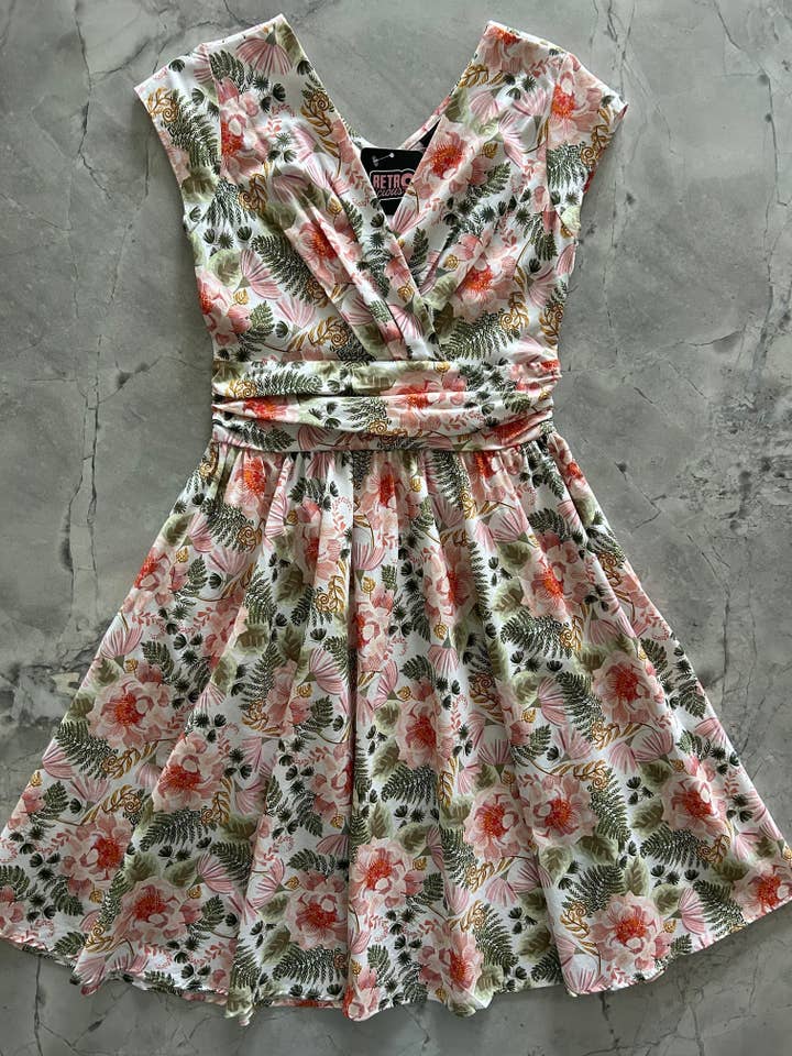 Robe Greta à fleurs roses pour la vente par Retrolicious