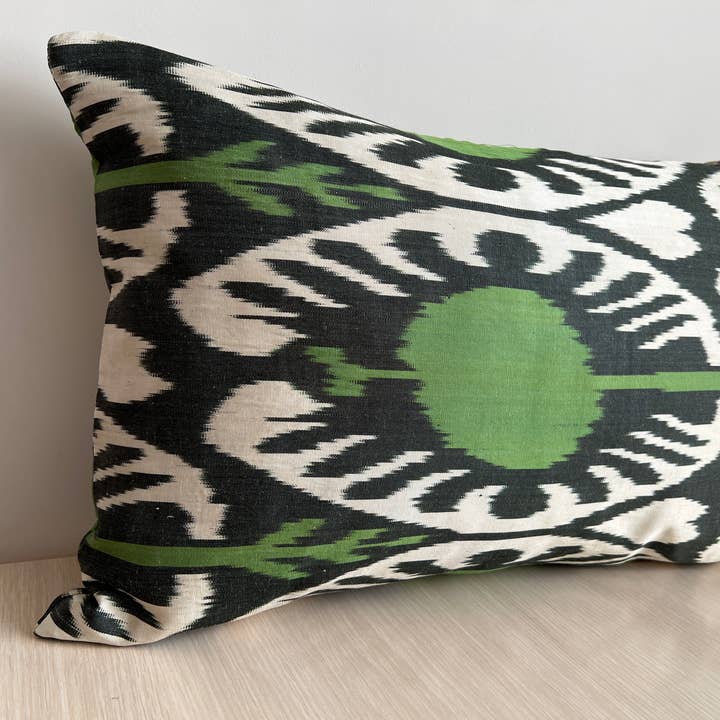 Ikat Atelier - Wholesale Decoratief kussen - Dubbelzijdig Ikat zijden kussen, Ikat kussen, Ikat Home1