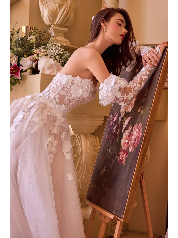 Off White-Nude Abito da sposa senza spalline con applicazioni floreali in vendita all'ingrosso su Faire2