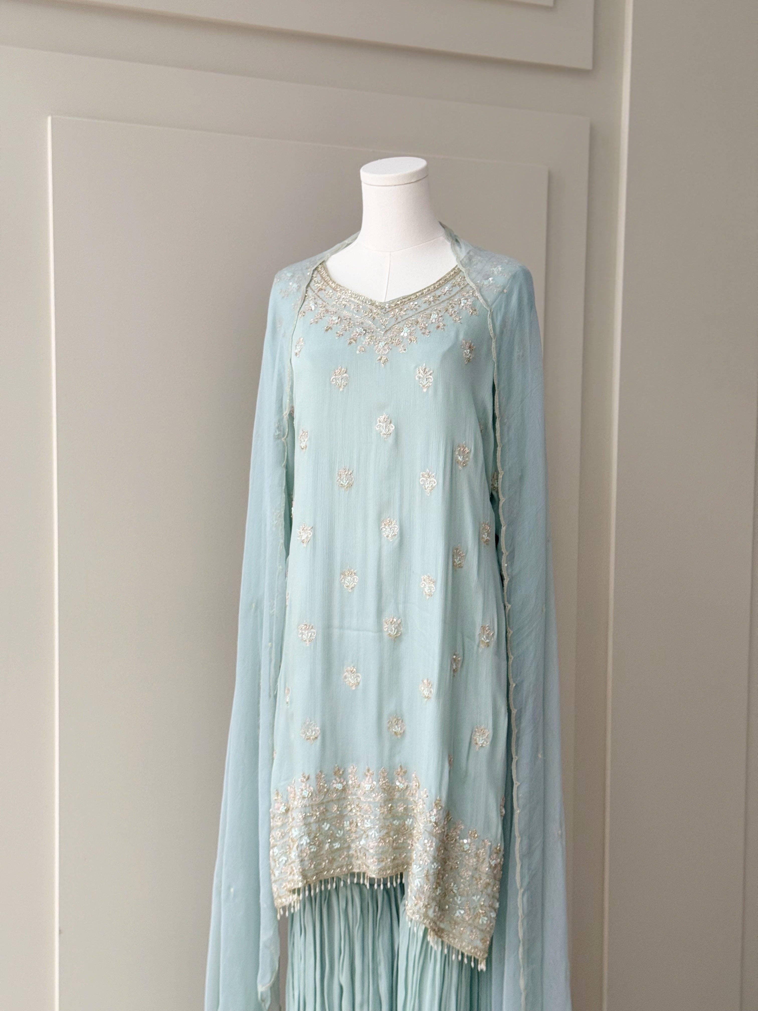 Bleu Ciel Ensemble de costume bleu poudre avec dupatta en résille en vente sur Faire1