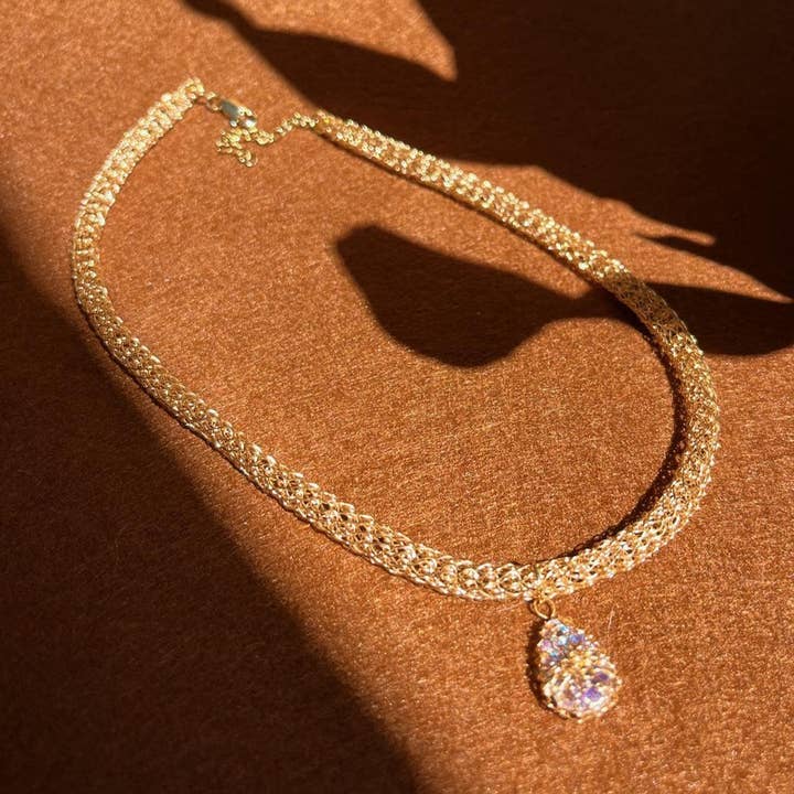 Prinsesshalsband i 18k guldplätering med iriserande hänge för wholesale av Wild Weaves Jewellery by Sara Lindgren