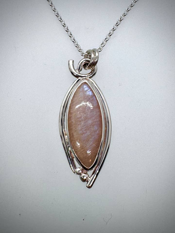 Halsband med berlocker av sterling och afrikansk månsten för wholesale av Morgan McGeehan Designs