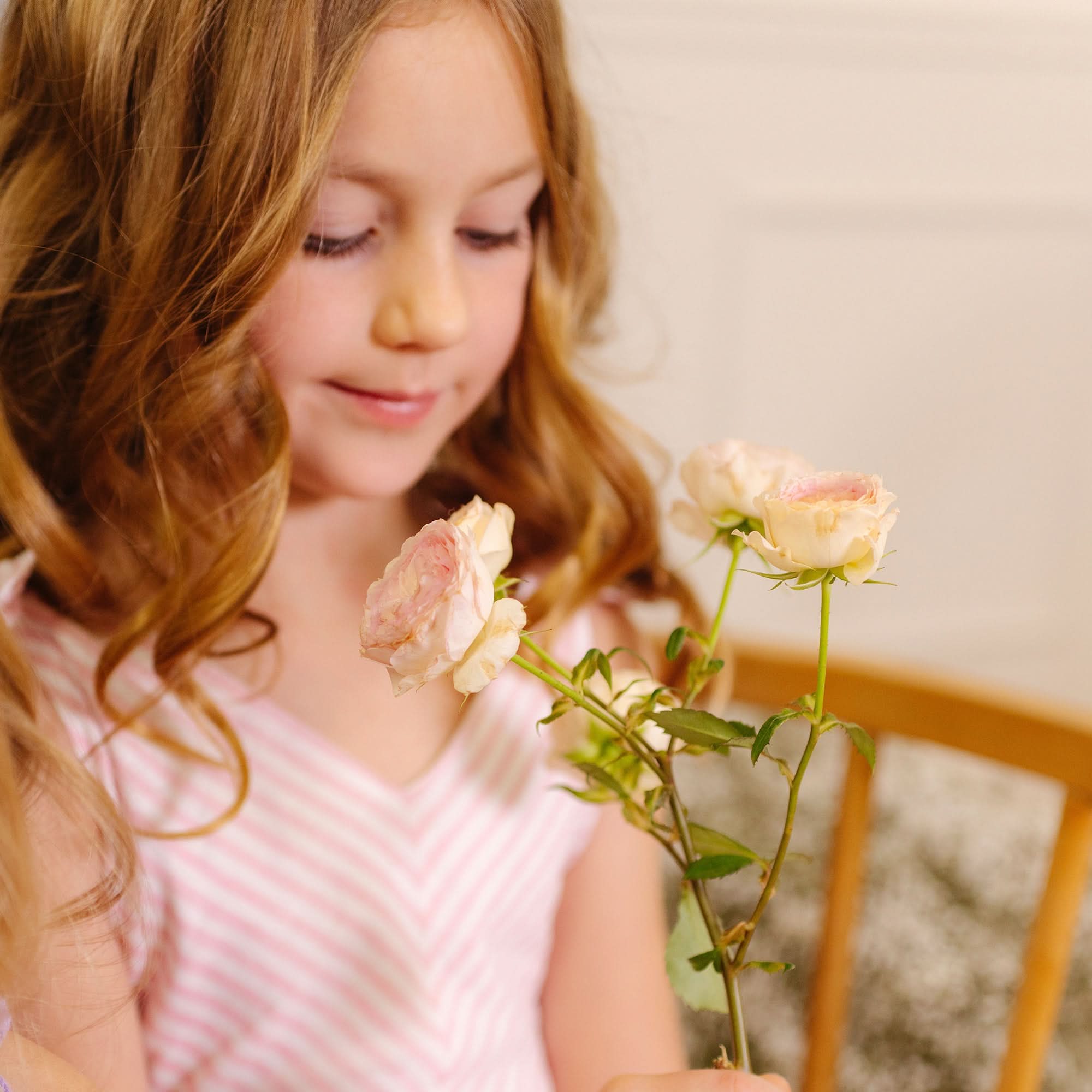 Rayure classique rose et blanche Robe corolle à épaules volantées en vente sur Faire6