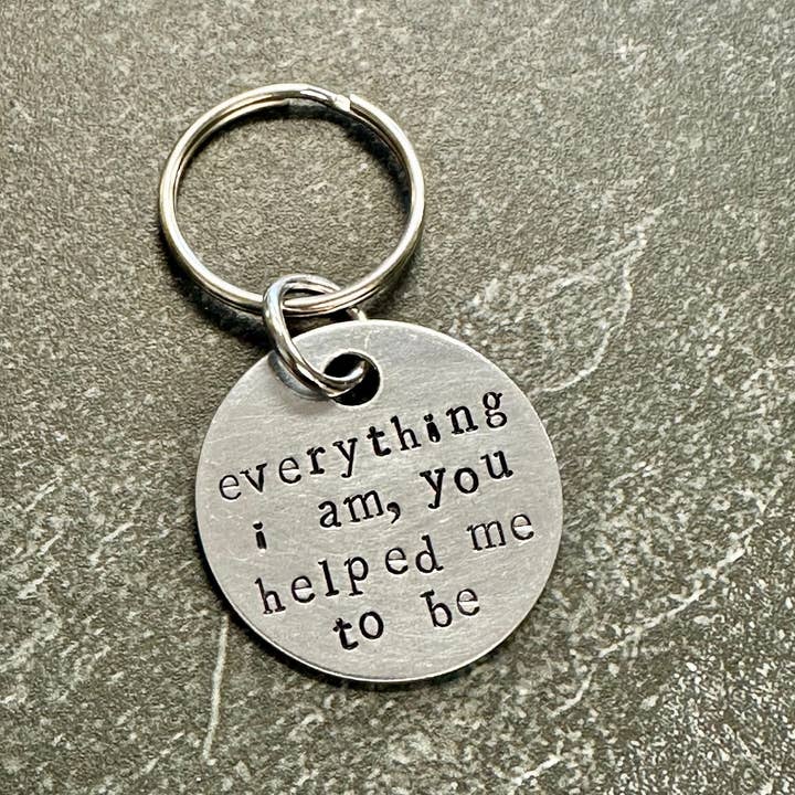 Alles, was ich bin, hast du mir geholfen zu sein - Handgestanzter Schlüsselanhänger für den Großhandel von Seize The Night Designs
