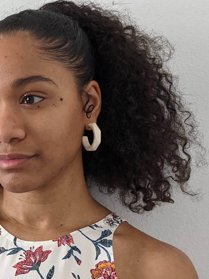 Pendiente de aro grueso texturizado blanco para venta al por mayor de Salipop LLC