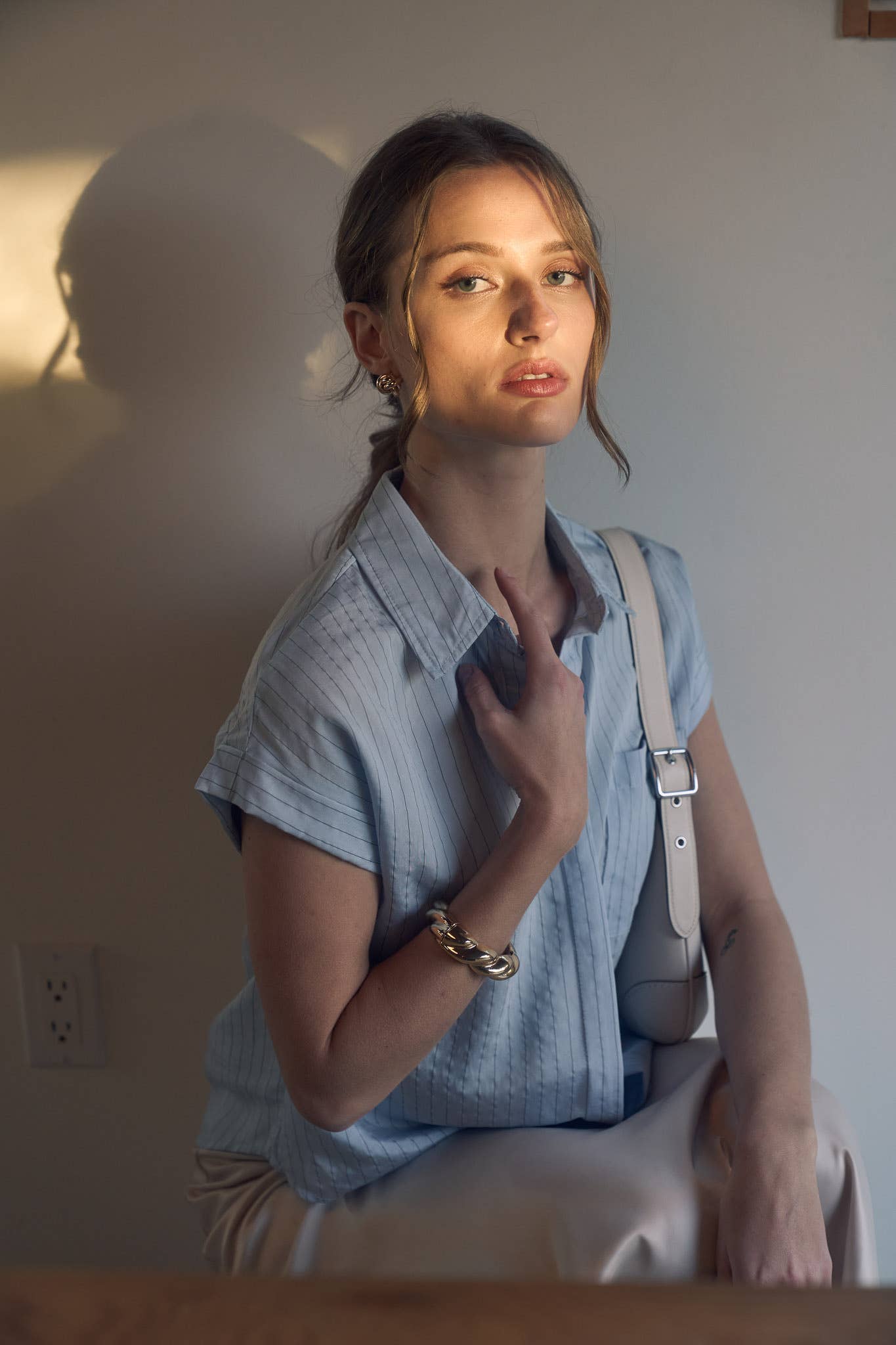 The Workshop Studio - Venta al por mayor Blusa - Mujer - CAMISA DE MANGA CORTA CON CUELLO A RAYAS FINAS5