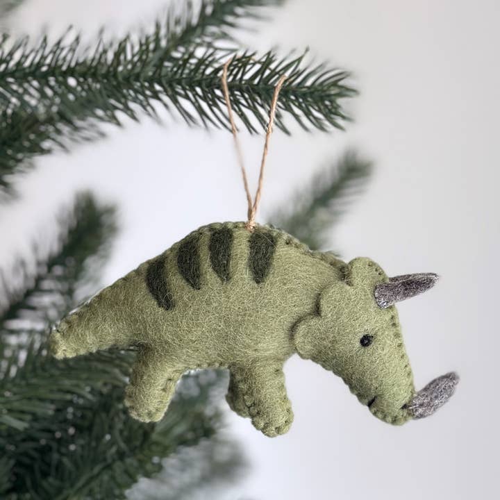 Adorno de dinosaurio de fieltro - Olive Triceratops para venta al por mayor de Ganapati