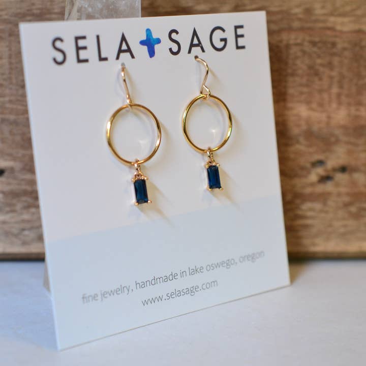 Mørk marineblå, facetslebet rektangulær med guldfyldte cirkler for engroshandel hos Sela+Sage