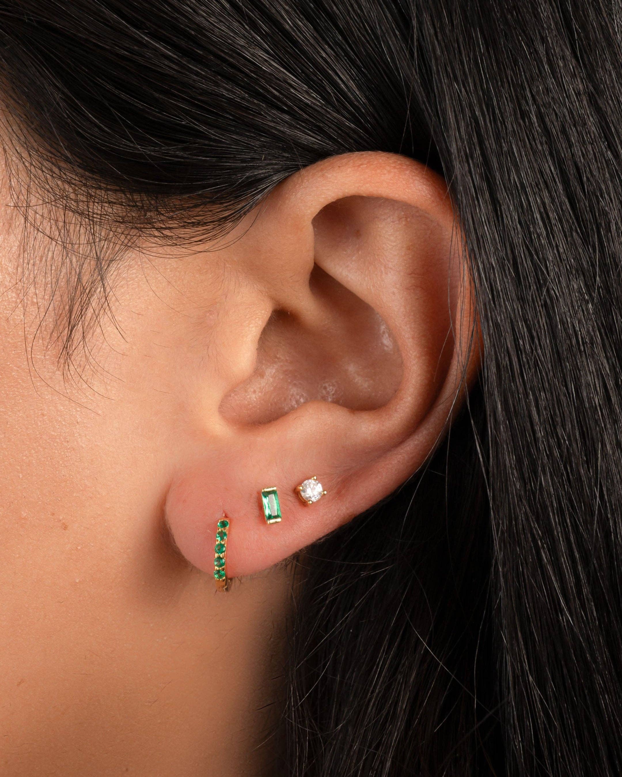 Sami Jewels – Großhandel Huggie-Ohrring – Smaragd CZ Huggies1