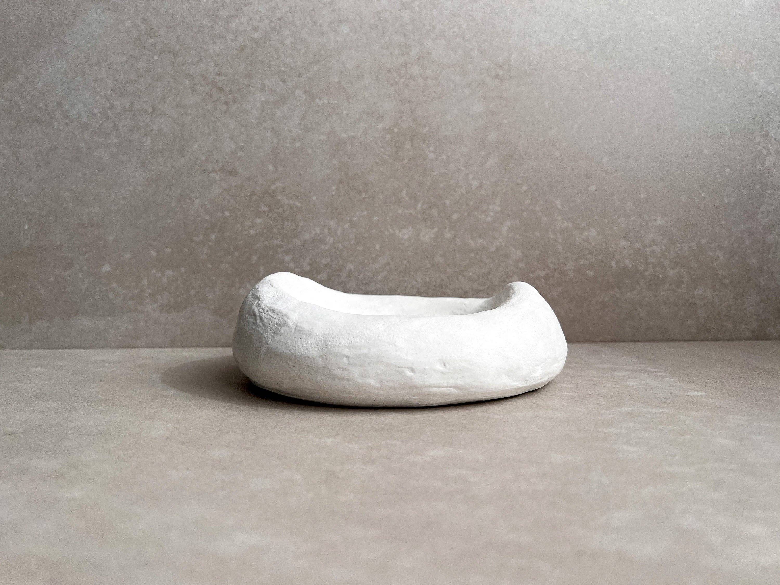 Minimal Loot Design – Engroshandel Pyntebakke – FLOWY betonbakke, asymmetrisk skål, fangstbakke, moderne smykkedisplay, tyk skål, pyntebakke, bobleskål, kurvet betonindretning8