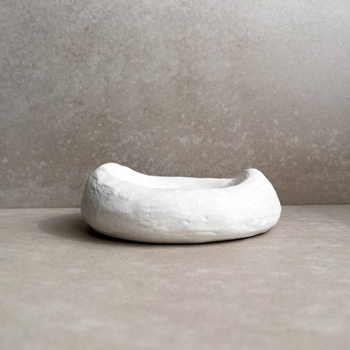 Minimal Loot Design – Engroshandel Pyntebakke – FLOWY betonbakke, asymmetrisk skål, fangstbakke, moderne smykkedisplay, tyk skål, pyntebakke, bobleskål, kurvet betonindretning8