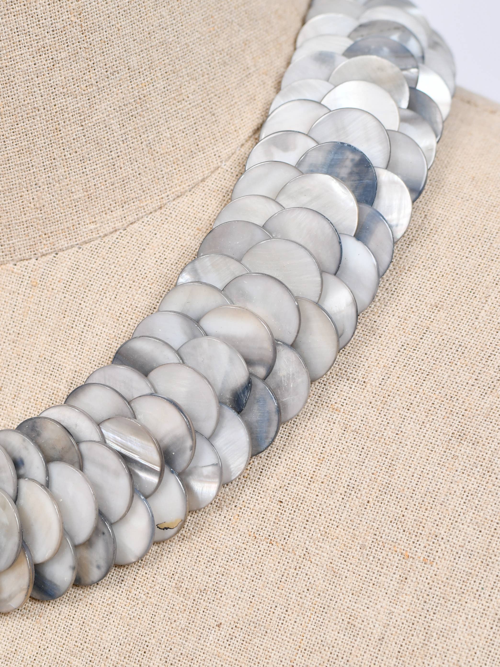 Victoria Moda - Vente Colliers à pendentif - Collier court avec pendentifs en nacre naturelle3