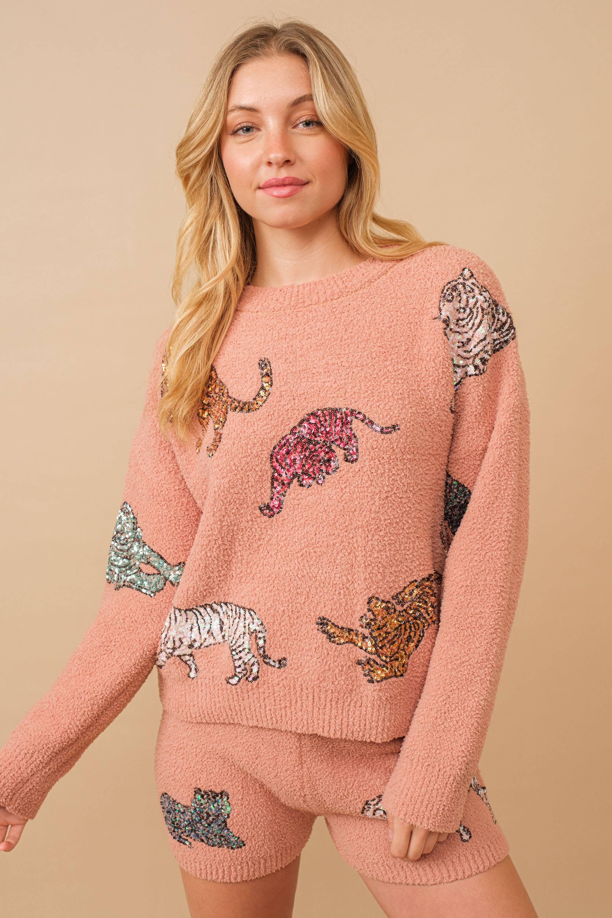 Blue B - Venta al por mayor Conjunto de ropa cómoda - Mujer - Conjunto cómodo de suéter y shorts adornados con secuencias de tigres multicolores13