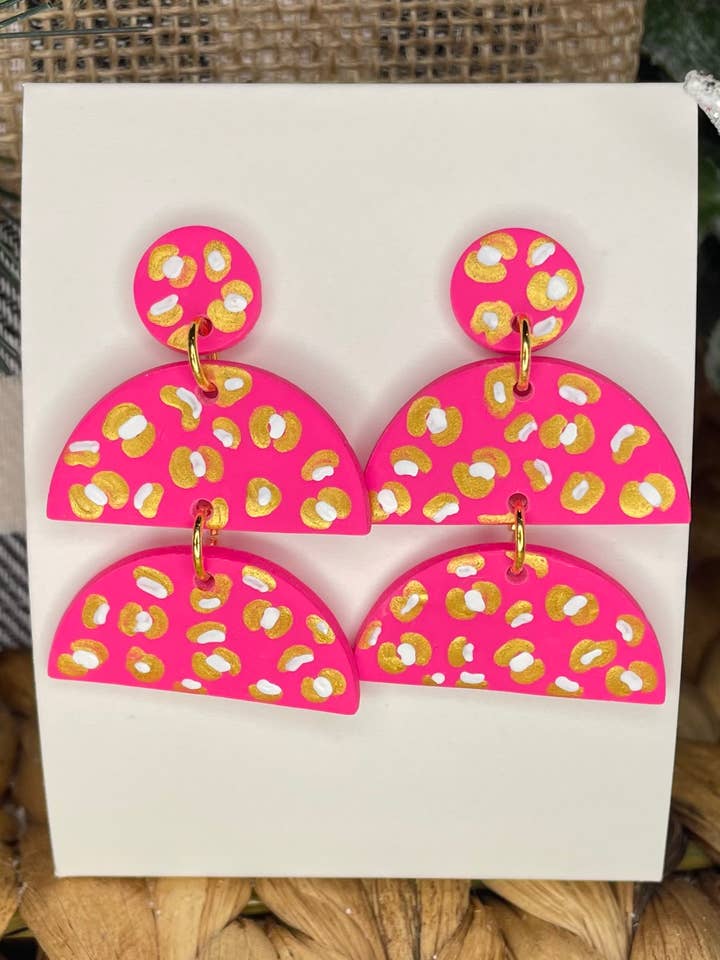 Goud/witte luipaard Half Moon Dangle handgemaakte kleioorbellen voor wholesale door KBH CREATIONS