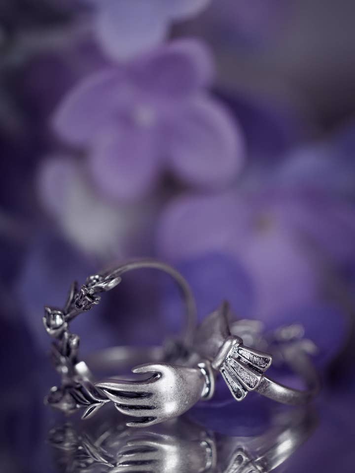 Bague de deuil Belladonna pour la vente par The Pickety Witch