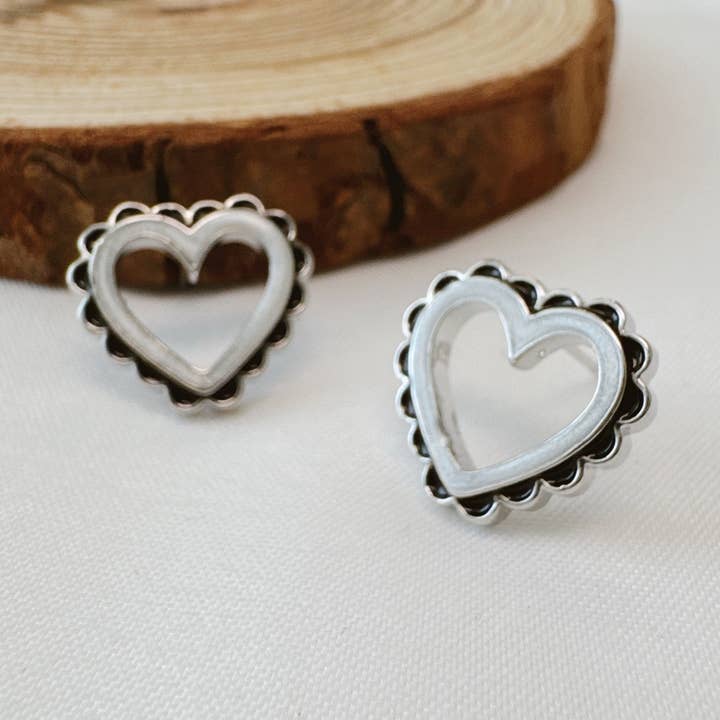 Orecchini a cuore con bordo smerlato prezioso per la vendita all'ingrosso da parte di Ellison+Young