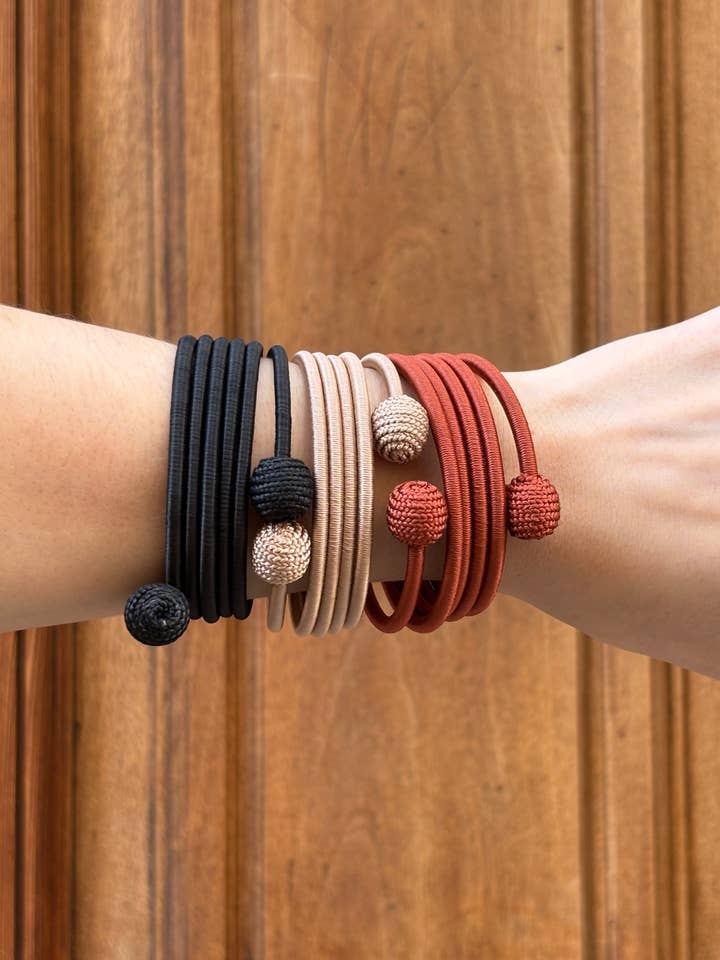 Khadija Spiral armbånd vinterfarver for engroshandel hos Lamu Brand