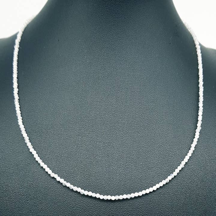 Collana con pietre di luna sfaccettate per la vendita all'ingrosso da parte di Artisans de Madagascar