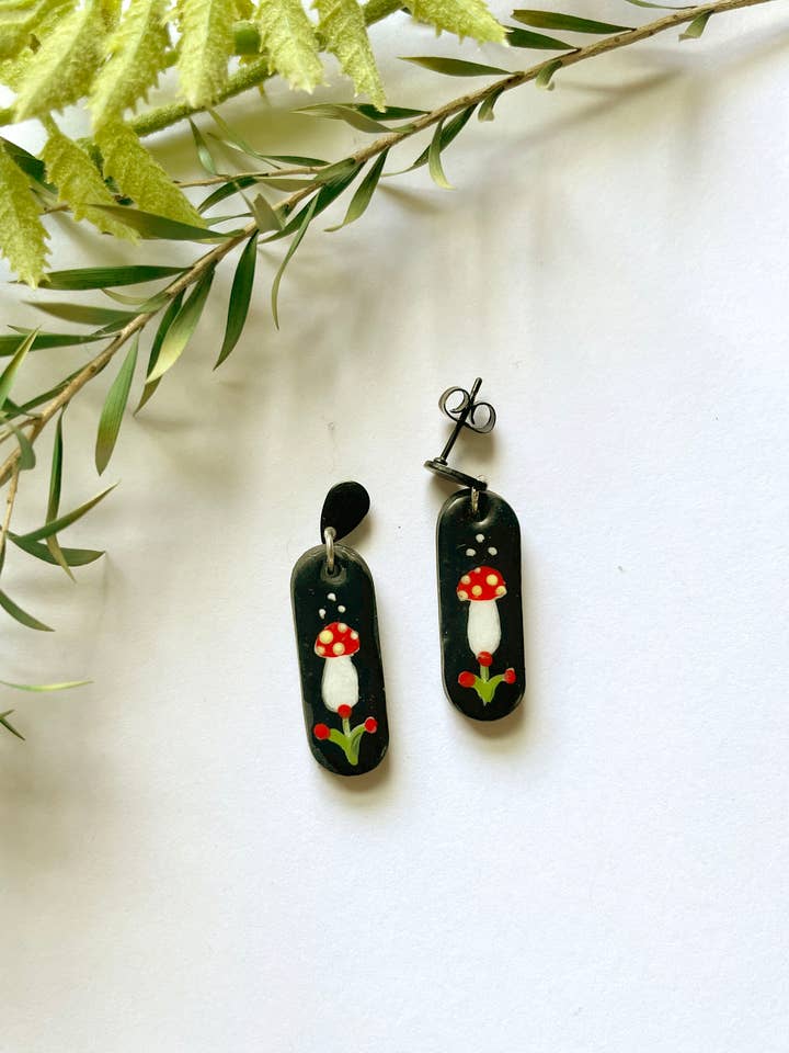 Boucles d'oreilles miniatures en pâte polymère Toadstool peintes à la main pour la vente par the Pale Porchlight