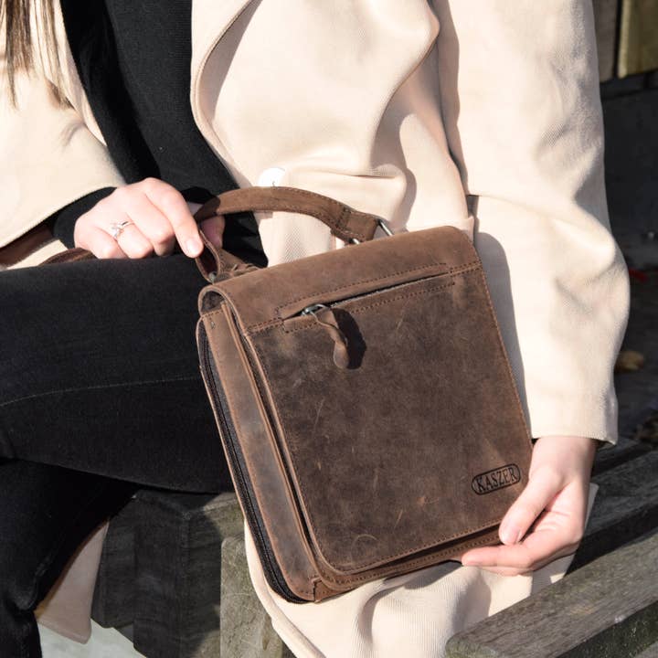 KASZER Buffalo Leder Umhängetasche mit grün kariertem Futter, braun für den Großhandel von KASZER