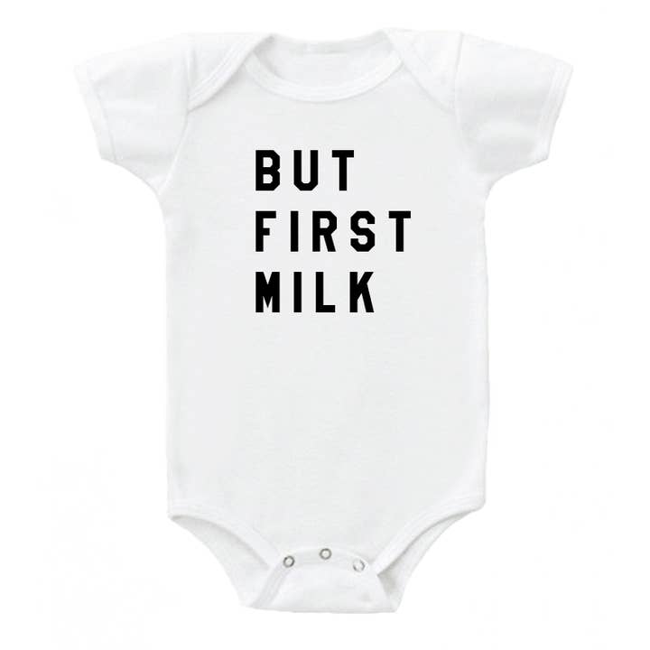But First Milk' Onesie aus 100% Bio-Baumwolle für den Großhandel von Cheerily Co.