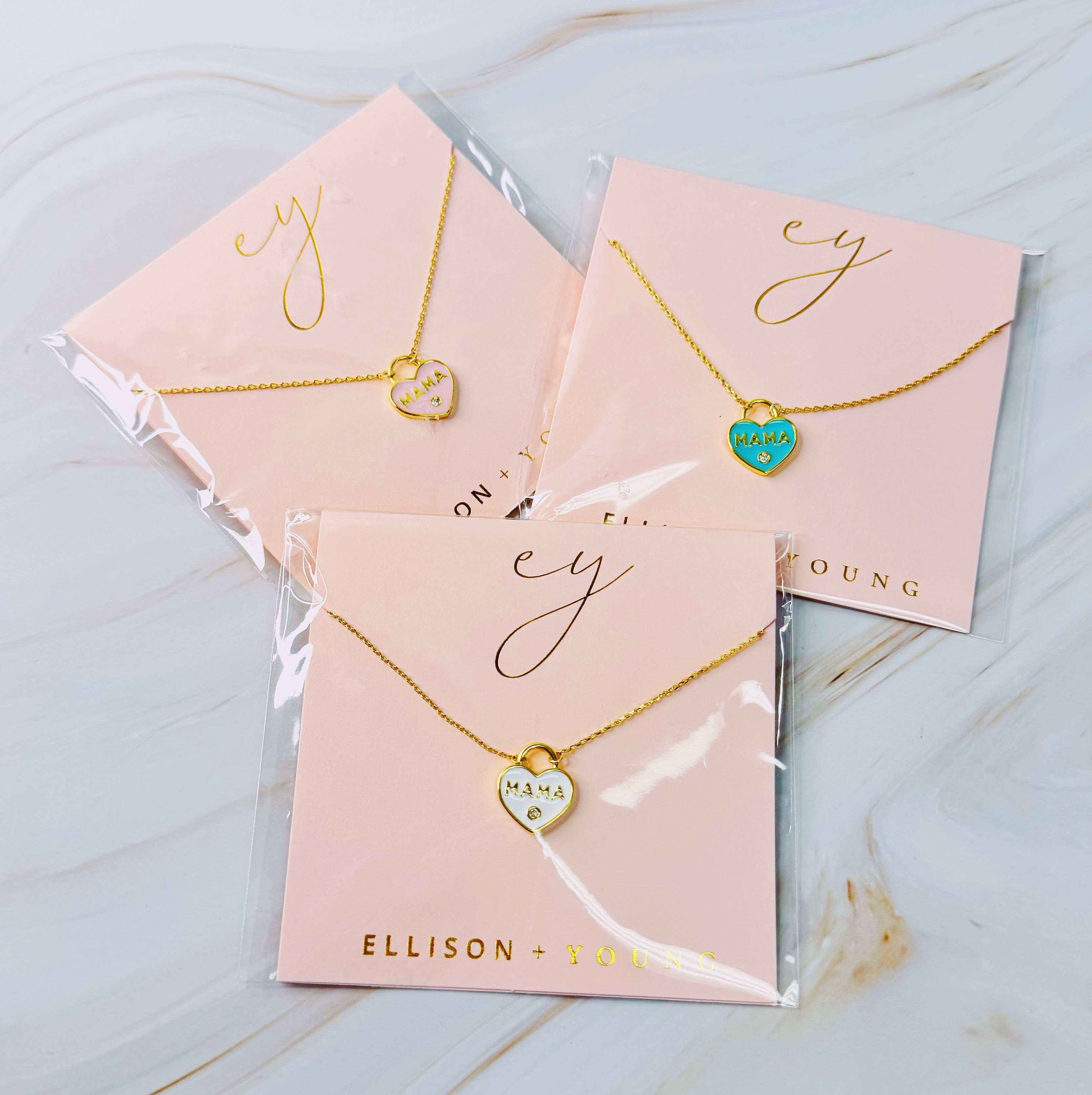 Ellison+Young – wholesale Hänge-/berlockhalsband – Pastell medaljong Mama halsband5