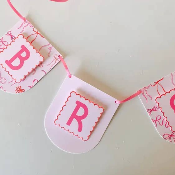 Bannière guirlande coquette avec nœuds roses et rouges pour anniversaire pour la vente par Uncouth Coco