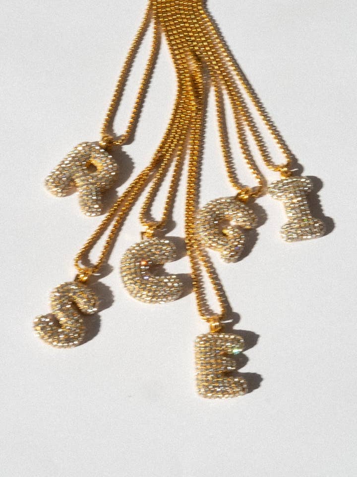 Collana Bubble con ciondolo iniziale in zirconia bianca per la vendita all'ingrosso da parte di Alice & co