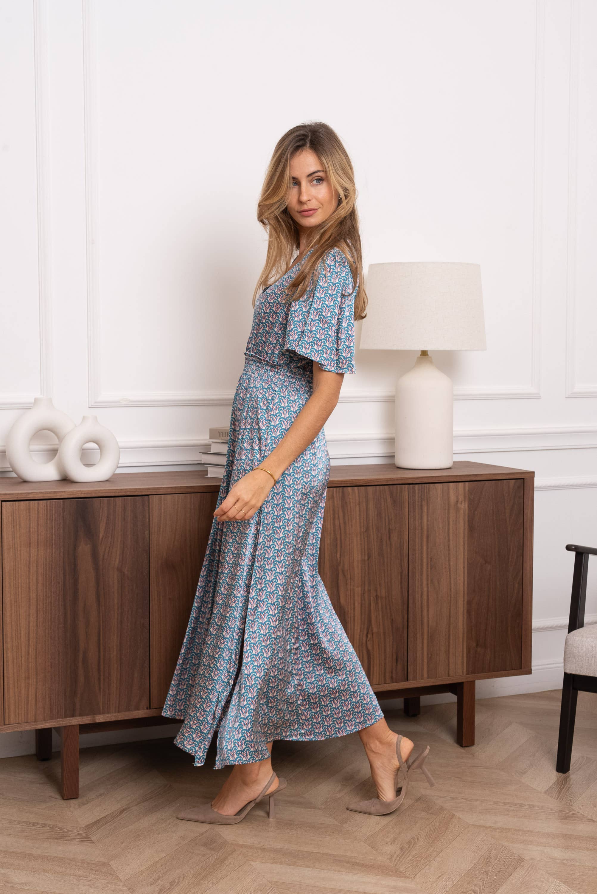 BLÅMÄRKEN ADORA lång mönstrad klänning med korta ärmar för wholesale på Faire2