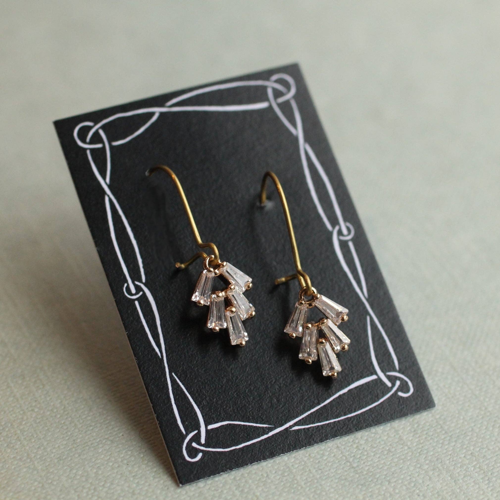 Silk Purse, Sow's Ear – Engroshandel Hængeøreringe og creoløreringe – Art deco-øreringe med krystaller og Chrysler-baguette2