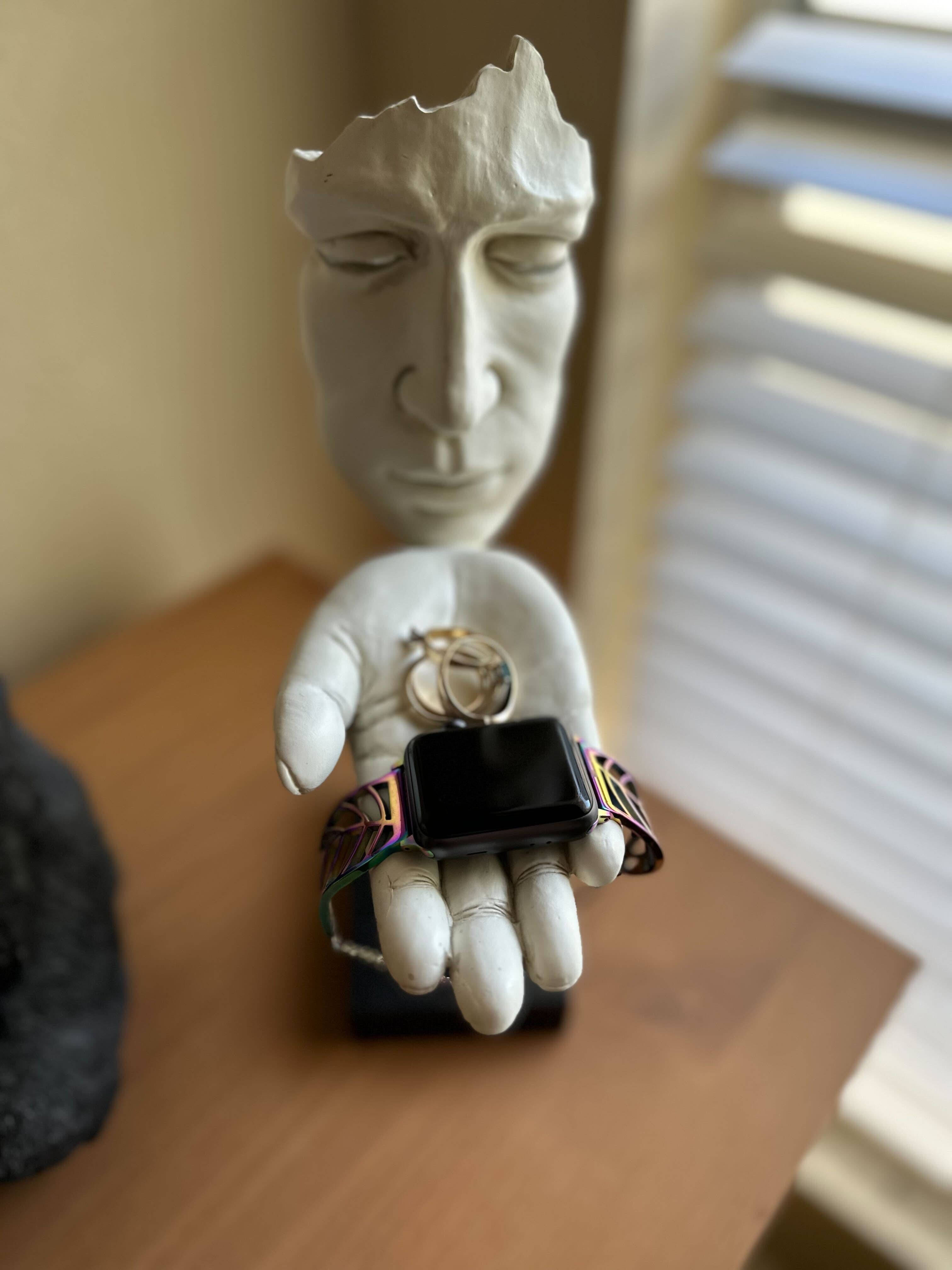 Zeckos - Vendita all'ingrosso Scultura - Scultura decorativa Blowing A Kiss in resina da 12 pollici con base da museo6