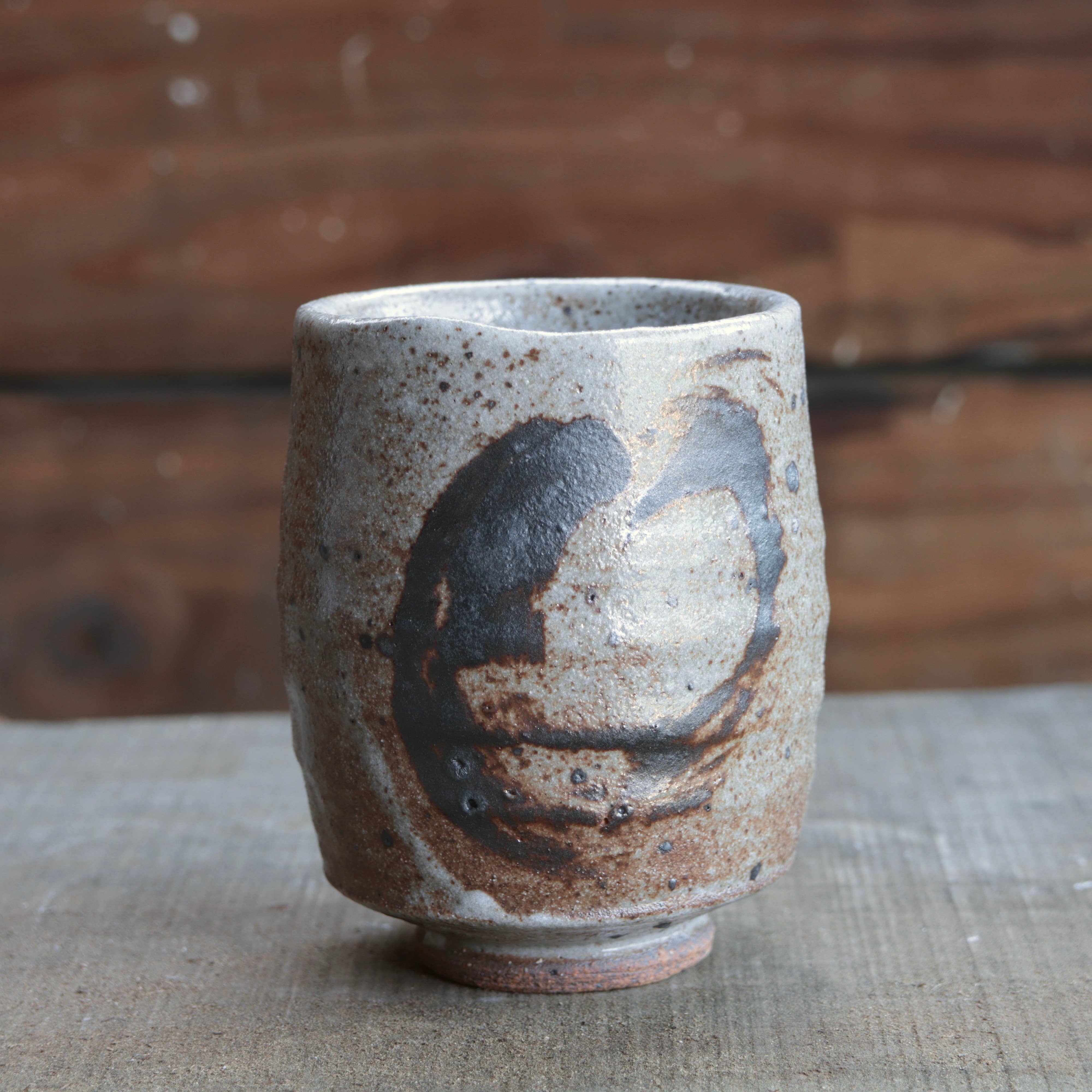 Matt Fishman Pottery - Venta al por mayor Taza - Yunomi de Arcilla Silvestre con Vidriado de Granito y Decoración de Hierro11