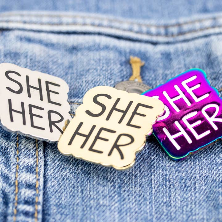 Broche en émail She Her Pronouns pour la vente par Ifs, Ands, Or Buttons