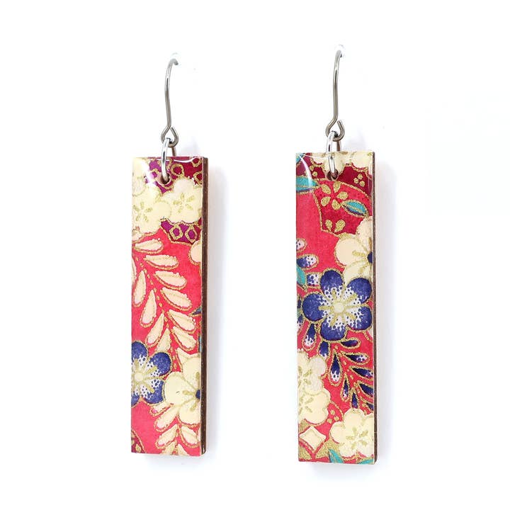 Boucles d'oreilles longues en titane avec motif floral chiyogami rose corail pour la vente par autumn + tree
