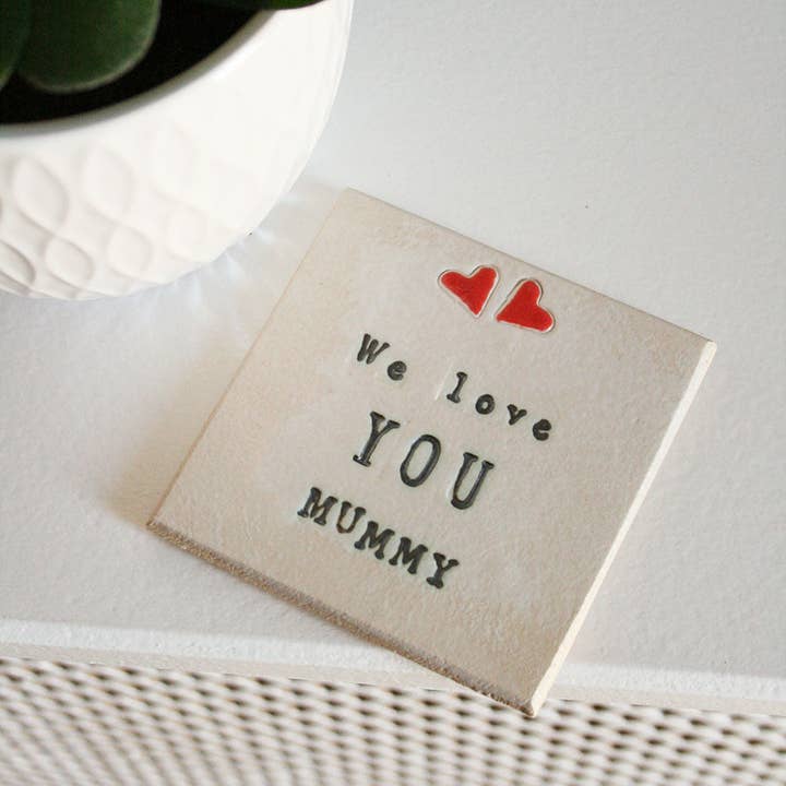 Dessous de verre en céramique We Love You Mummy pour la vente par Juliet Reeves Designs