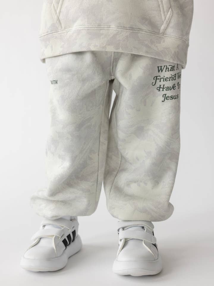 Vilken vän i Jesus Camo barnmjukisbyxor för wholesale av Elevated Faith